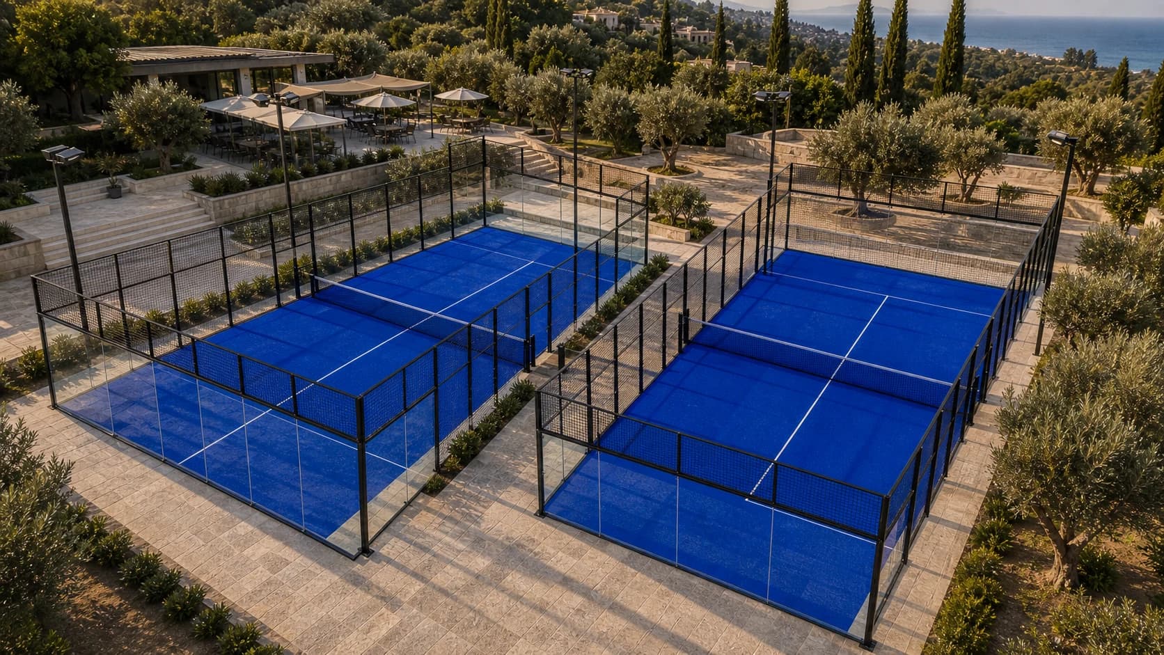 הדמיית השראה של מתחם מגרשי פאדל מסחרי עם הצללות ומבנה מועדון